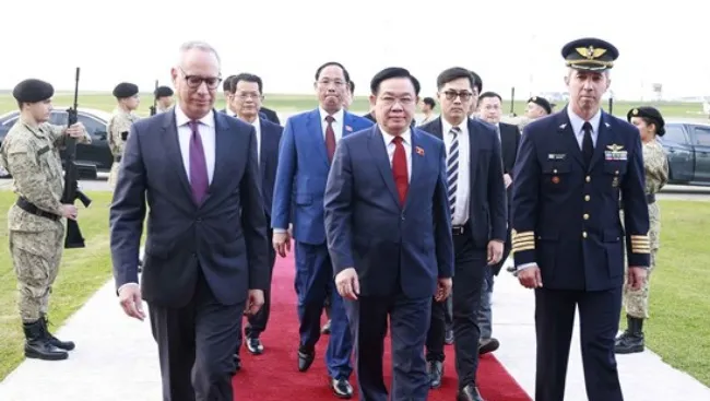 Chủ tịch Quốc hội Việt Nam bắt đầu thăm chính thức Cộng hòa Đông Uruguay