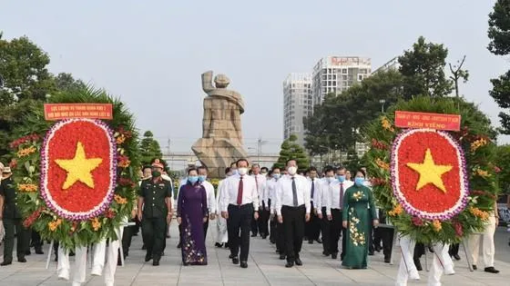Lãnh đạo TPHCM dâng hoa tưởng niệm Chủ tịch Hồ Chí Minh nhân kỷ niệm 48 năm Giải phóng Miền Nam