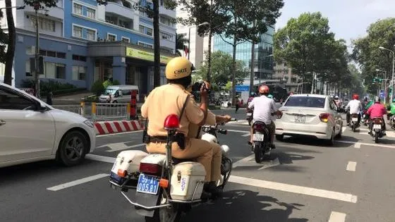 Sở GTVT TPHCM đề nghị tăng cường phạt nguội xe ô tô đậu sai quy định