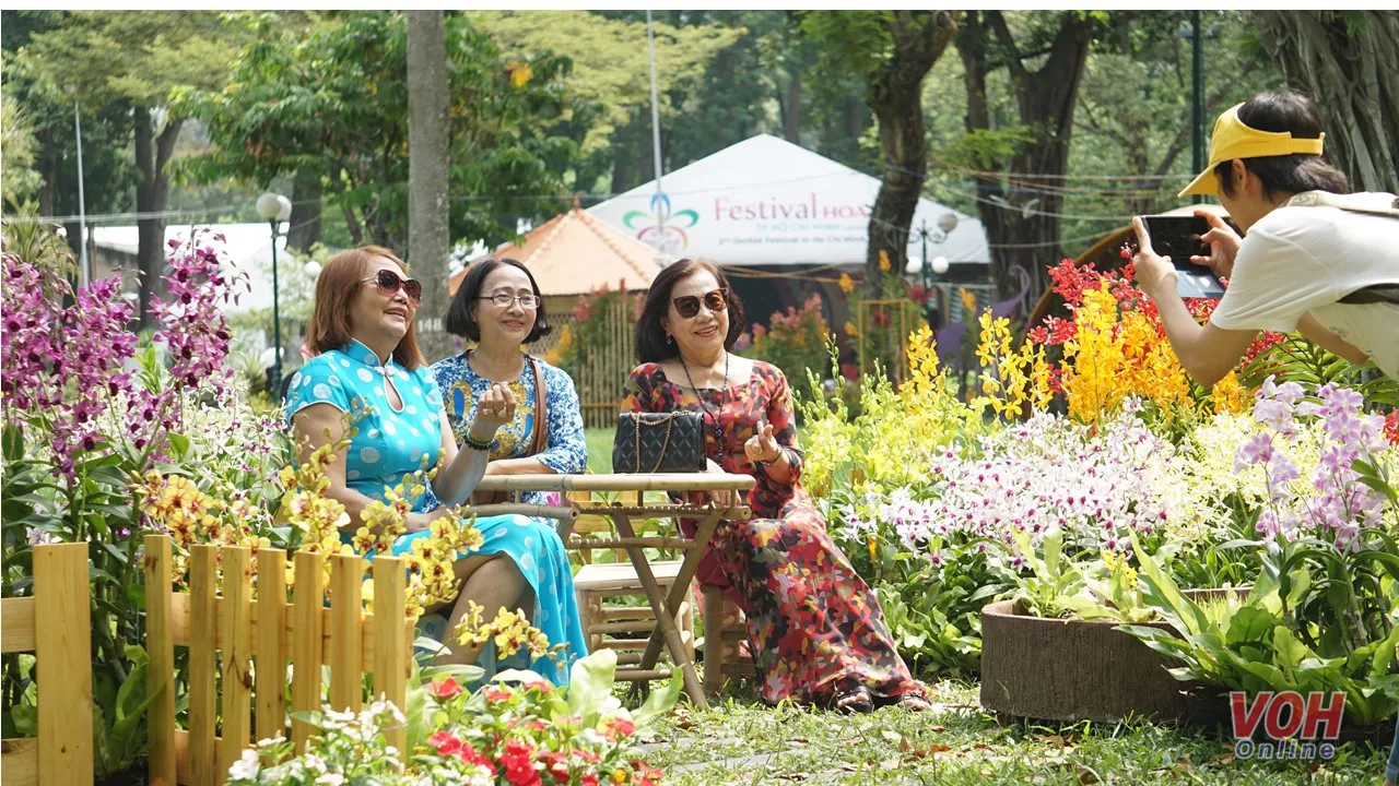Nắng nóng, người Sài Gòn vẫn xúng xính áo dài tại Festival hoa lan TPHCM
