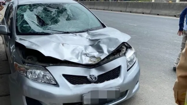 Ô tô tông 2 người đi bộ tử vong