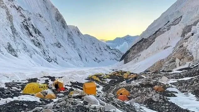 Một nhà leo núi người Mỹ chết trên đỉnh Everest