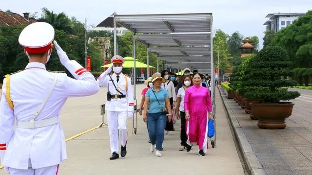 Ba ngày nghỉ lễ, hơn 52 ngàn lượt khách vào lăng viếng chủ tịch Hồ Chí Minh