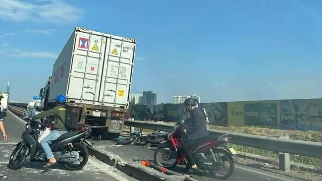 Xe container tông 2 xe máy trên đường dẫn cao tốc TPHCM - Long Thành