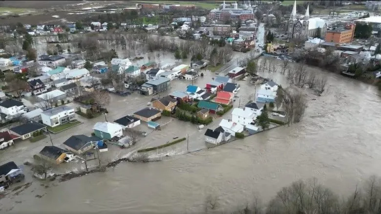 Nhiều thành phố ở Canada tuyên bố tình trạng khẩn cấp do lũ lụt