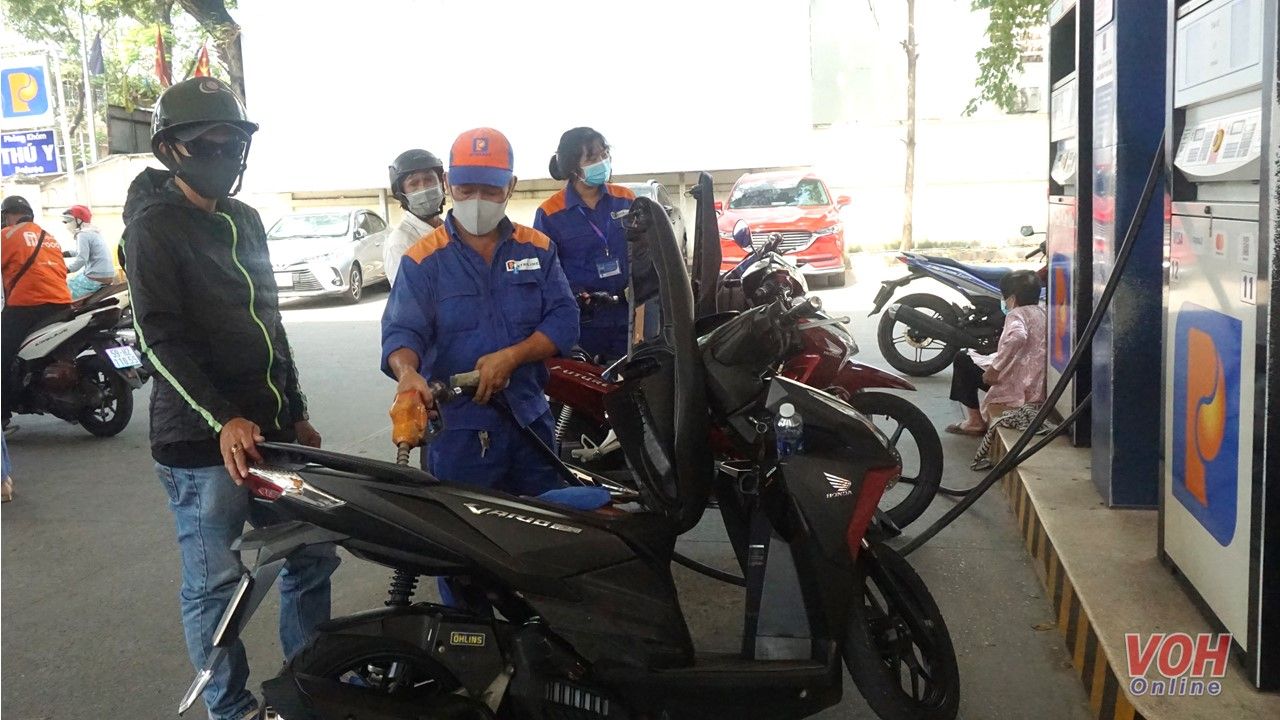 Từ 15h chiều nay: Giá xăng giảm hơn 1.300 đồng/lít