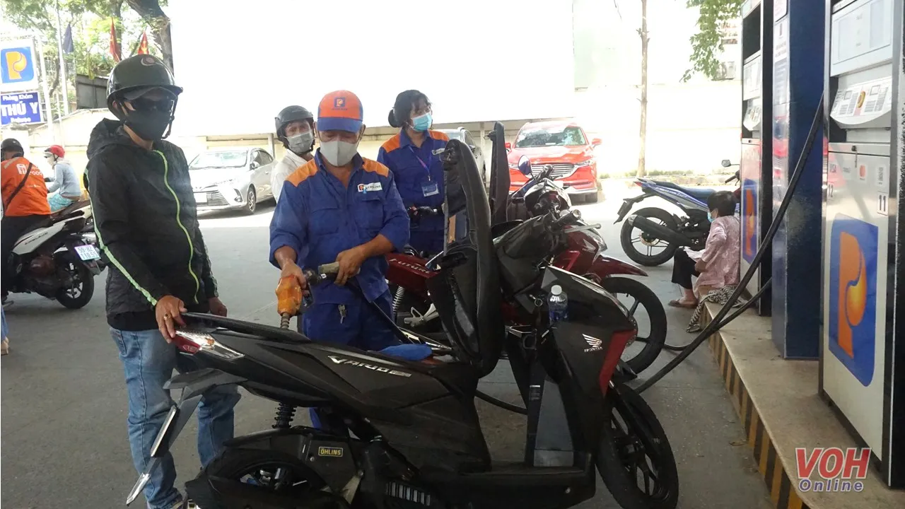 Từ 15h chiều nay: Giá xăng giảm hơn 1.300 đồng/lít