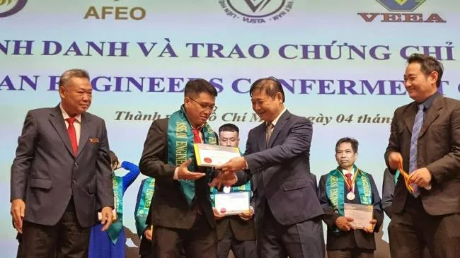 64 kỹ sư EVNHCMC được trao Chứng chỉ Kỹ sư chuyên nghiệp ASEAN