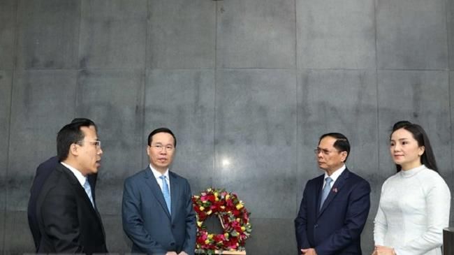Chủ tịch nước Võ Văn Thưởng thăm và đặt hoa tại Biển tưởng niệm Bác Hồ ở London
