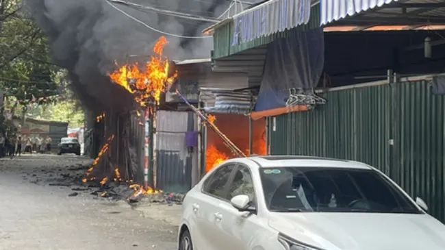Hà Nội: Cháy bãi giữ xe tự phát, 5 ô tô bị thiêu rụi