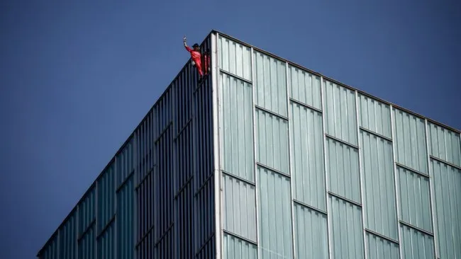 “Người nhện” Pháp tay không leo tòa nhà 166 mét gây náo loạn Barcelona
