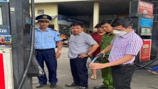 Một doanh nghiệp bán xăng kém chất lượng bị phạt gần 900 triệu đồng