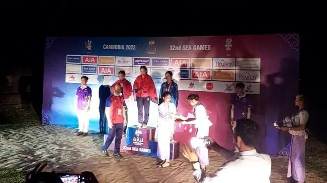Phải chiếu đèn ô tô để trao thưởng cho Vận động viên Việt Nam tại SEA Games 32