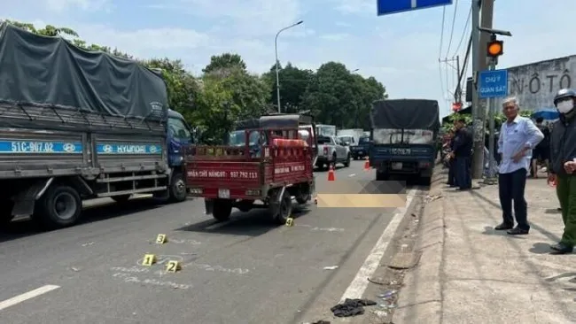 Tai nạn giao thông ngày 8/5: Đang sửa xe, người thợ bị xe ba gác tông tử vong