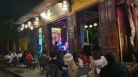Khách lẻ, khách ăn tối, uống cà phê trong phố cổ Hội An không bắt buộc mua vé tham quan
