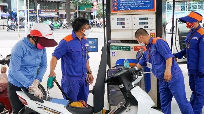 Xăng tiếp tục giảm hơn 1.300 đồng/lít