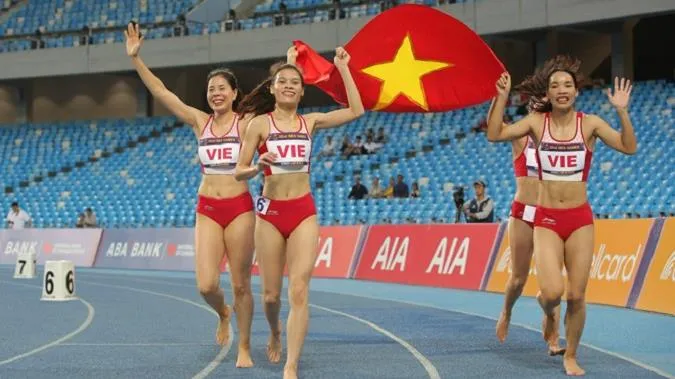 Nguyễn Thị Huyền cán cột mốc mới khi cùng đồng đội giành 4x400m