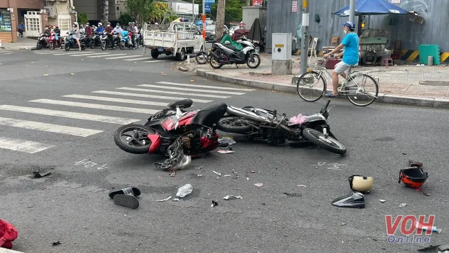 TPHCM: Hai người bị thương sau tai nạn giữa 2 xe máy lúc sáng sớm