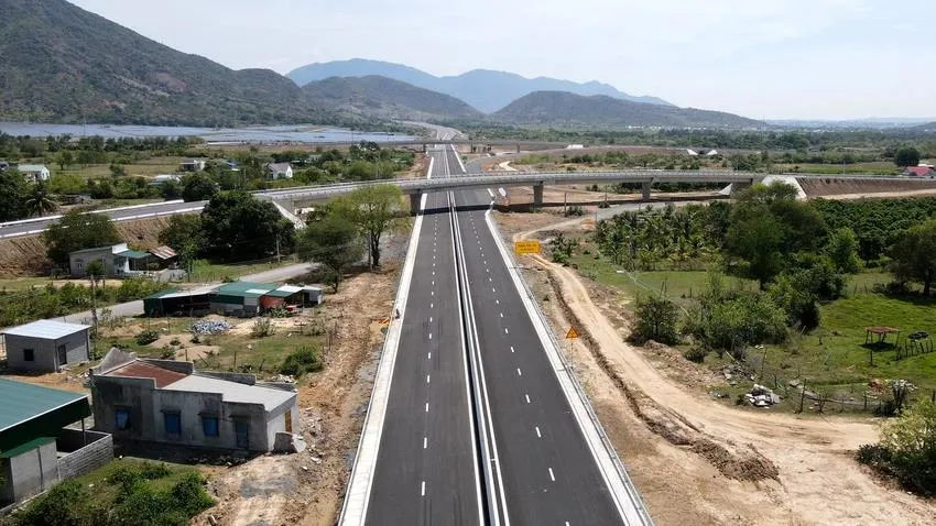 Điểm tin chiều 13/5: Sắp có 2 đoạn cao tốc Bắc-Nam thông xe | Bắt PGĐ Trung tâm đăng kiểm Cần Thơ