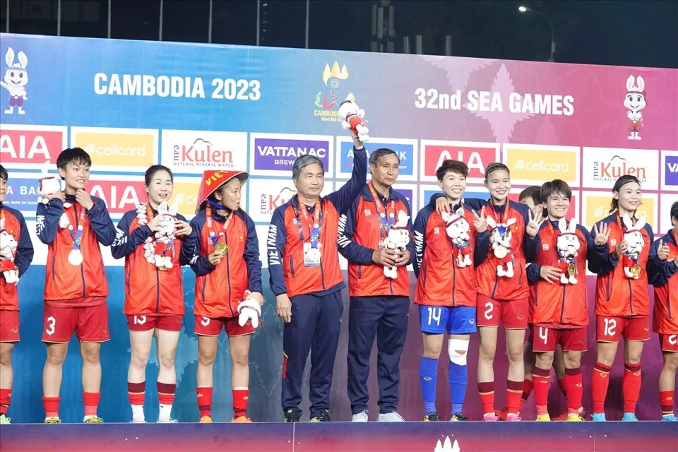 Tuyển nữ Việt Nam được thưởng gần 4 tỉ đồng sau khi vô địch SEA Games 32