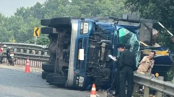Xe tải tự lật nghiêng, 3 người bị thương