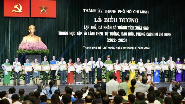 Bí thư Thành ủy TPHCM: Vẫn còn nhiều tấm gương tận tuỵ ẩn mình ngoài đời thường