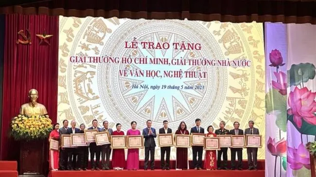Chủ tịch nước: Các văn nghệ sỹ cần có bản lĩnh vững vàng và sự tỉnh táo