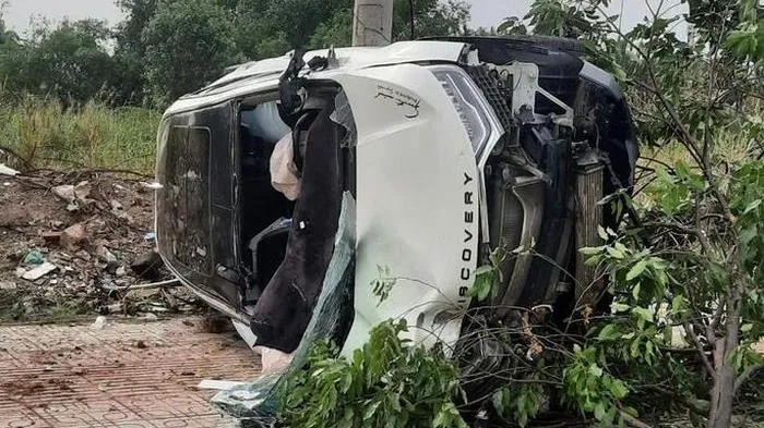 TPHCM: Ôtô 7 chỗ lao lên vỉa hè, tông cây xanh rồi lật ngang