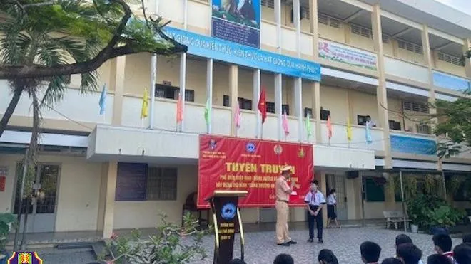 CSGT TPHCM tuyên truyền cho giáo viên, học sinh, công nhân