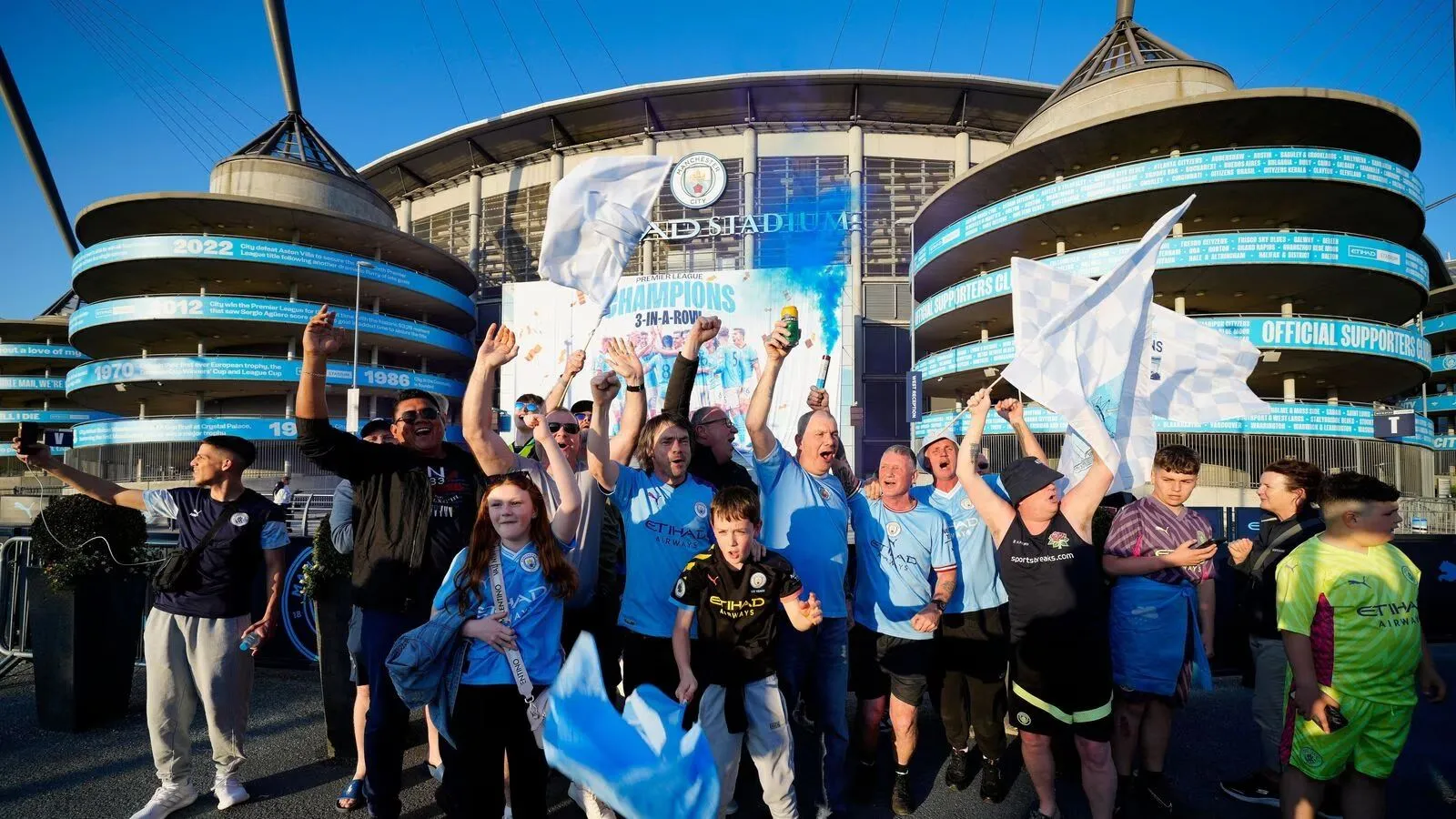 CĐV Man City mở tiệc ăn mừng trước đại chiến Chelsea, không quên chế giễu Arsenal