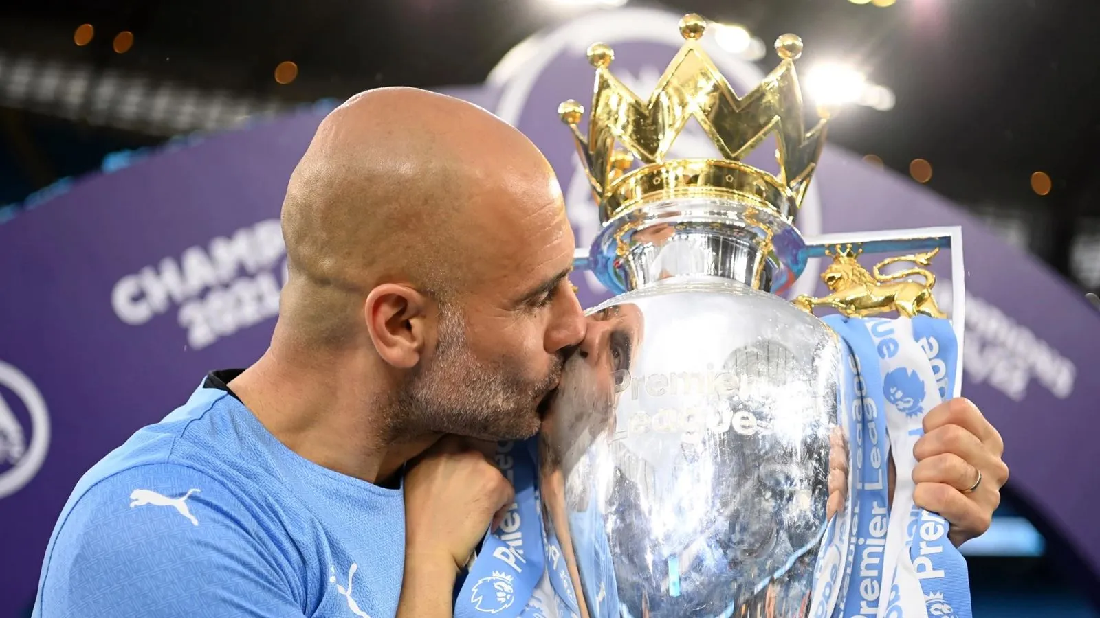 Giúp Man City lập chiến tích khủng, Pep Guardiola vẫn phải “chào thua” 1 người