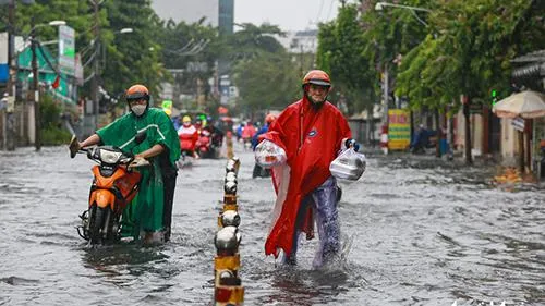 TPHCM: Mưa lớn làm một số tuyến đường nước không rút kịp gây ngập nặng