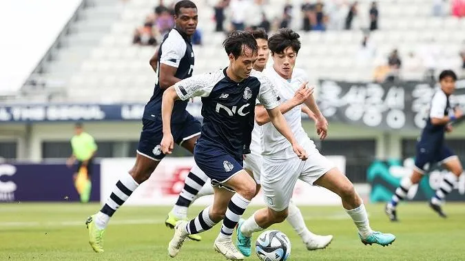 Văn Toàn hụt bàn thắng trong lần đầu đá chính ở Seoul E-Land FC