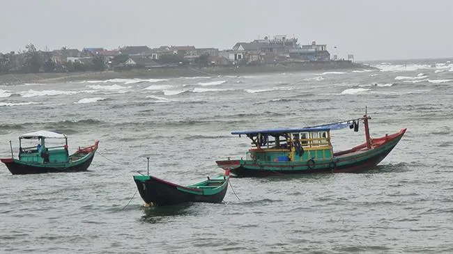 Hà Tĩnh đề nghị cứu hộ 2 tai nạn: Tàu cá bị gãy chân vịt, thuyền viên bị rơi xuống biển