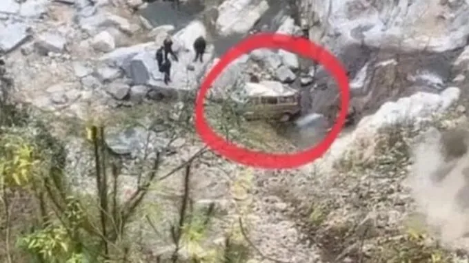 Trung Quốc: Xe ô tô rơi xuống núi làm 11 người chết, 9 người có giấy tờ tùy thân Việt Nam