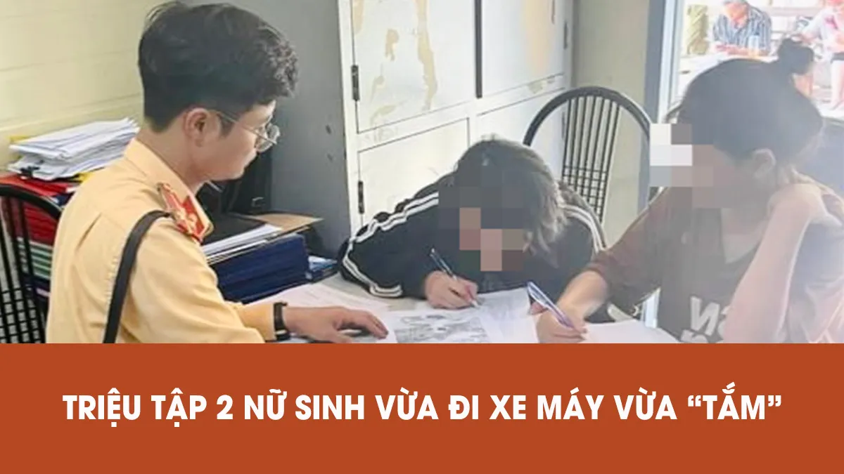 2 nữ sinh vừa đi xe máy vừa “tắm” trên đường