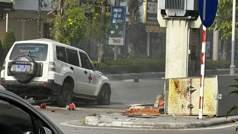 TP Hạ Long: Xe ô tô đâm vào trụ điện, lái xe tử vong tại chỗ