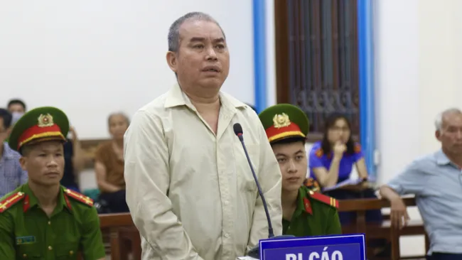 Bị cáo 3 lần bị tuyên tử hình vì giết mẹ, được giảm xuống án chung thân