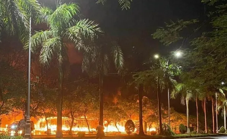 Cháy lớn tại chợ Vina phường Khai Quang, hơn 10 ki ốt và 2 ô tô bị thiêu rụi