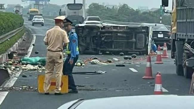 Sau va chạm, ô tô lật chắn ngang cao tốc