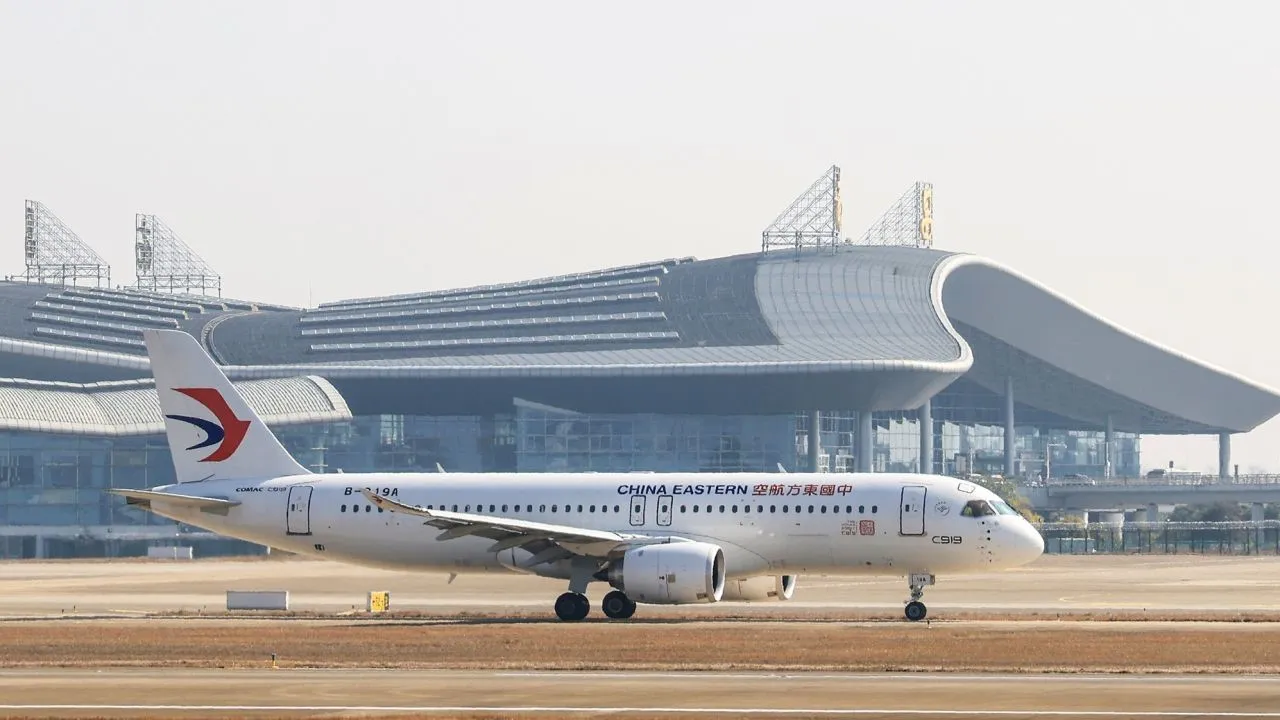 Máy bay chở khách C919 của Trung Quốc thực hiện chuyến bay thương mại đầu tiên
