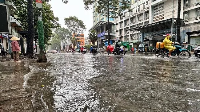 Điểm tin trưa 28/5: Mưa lớn làm đường ngập, cây đổ ở TPHCM | VN giành Á vương 3 Siêu mẫu Thể hình TG