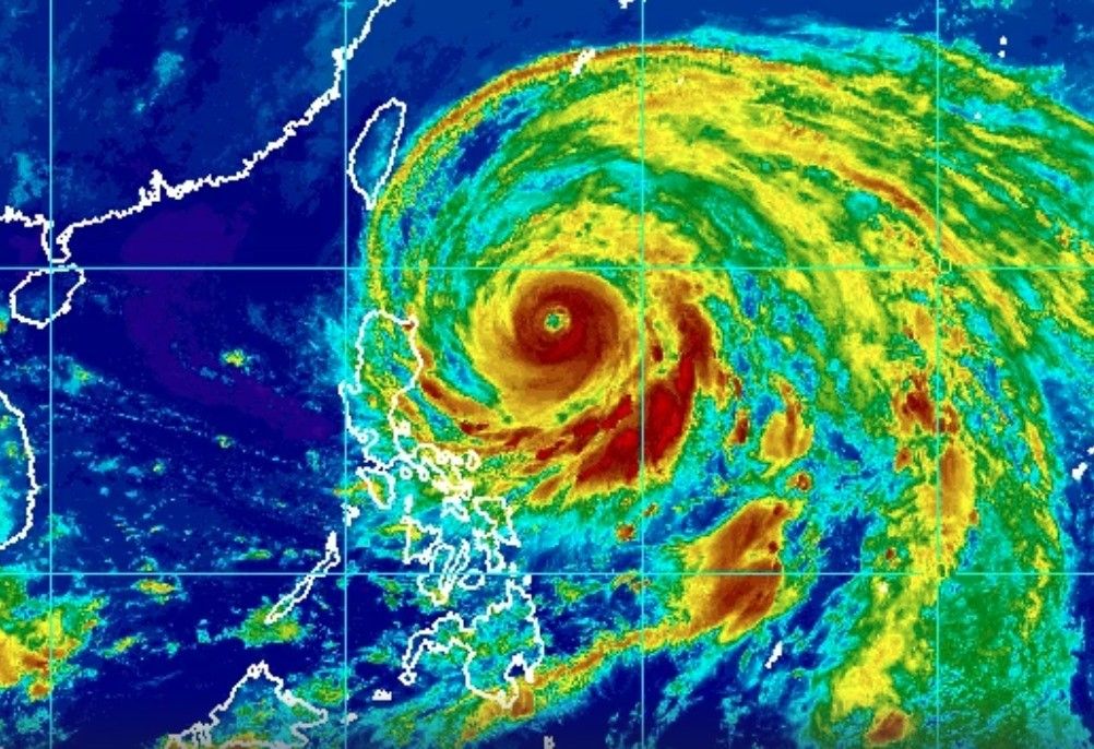 Siêu bão Mawar tiến sát đất liền Philippines