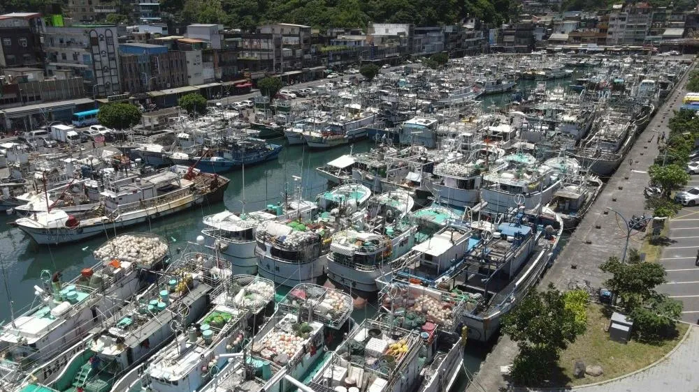 Bão Mawar tiến đến, Philippines sơ tán hàng ngàn dân, đóng cửa trường học