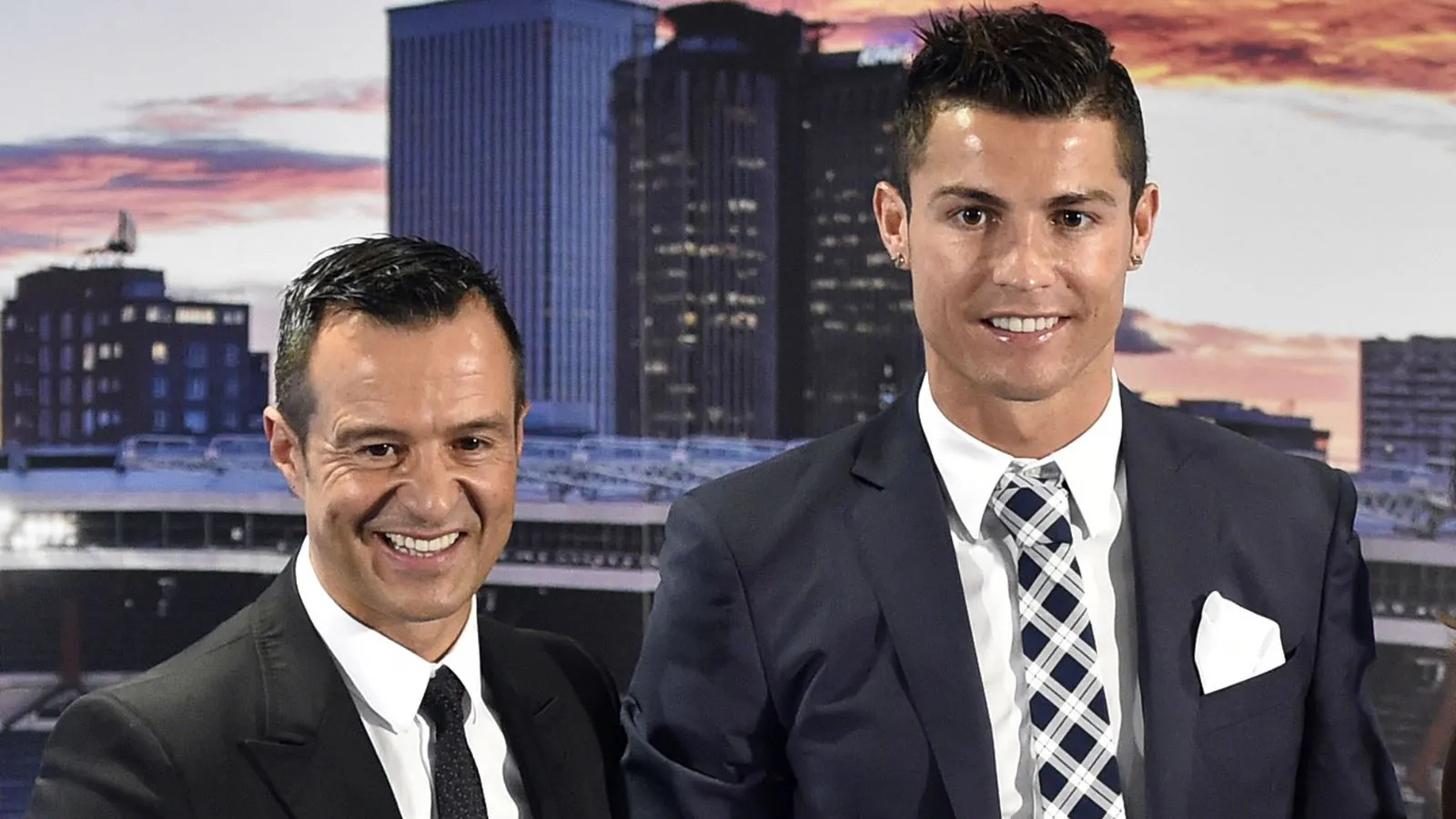 Siêu cò Mendes chủ động làm hòa với Ronaldo