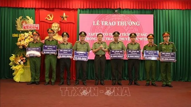 Khen thưởng lực lượng tham gia chuyên án triệt phá vụ vận chuyển 180kg ma túy