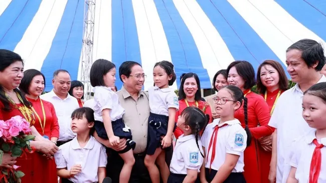 Thủ tướng thăm trẻ em có hoàn cảnh đặc biệt khó khăn tại Hà Nội