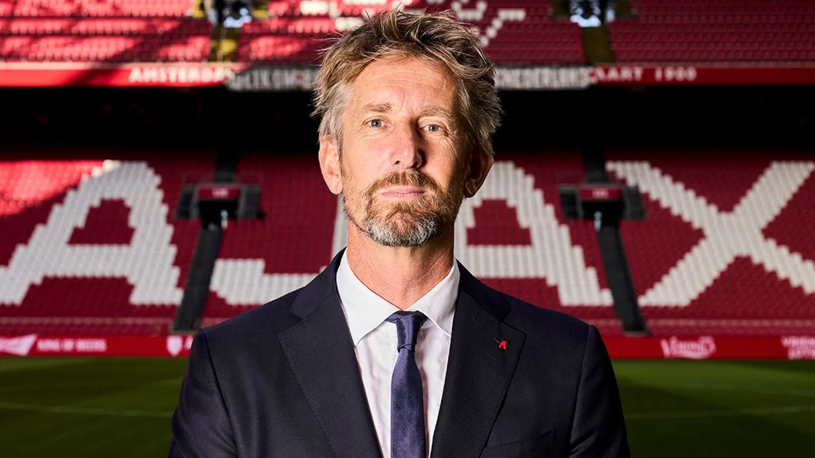 Van der Sar rời Ajax sau loạt sai lầm, MU mừng thầm