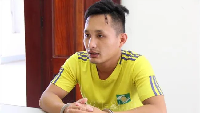 Khởi tố đối tượng tông vào xe CSGT ở Nghệ An