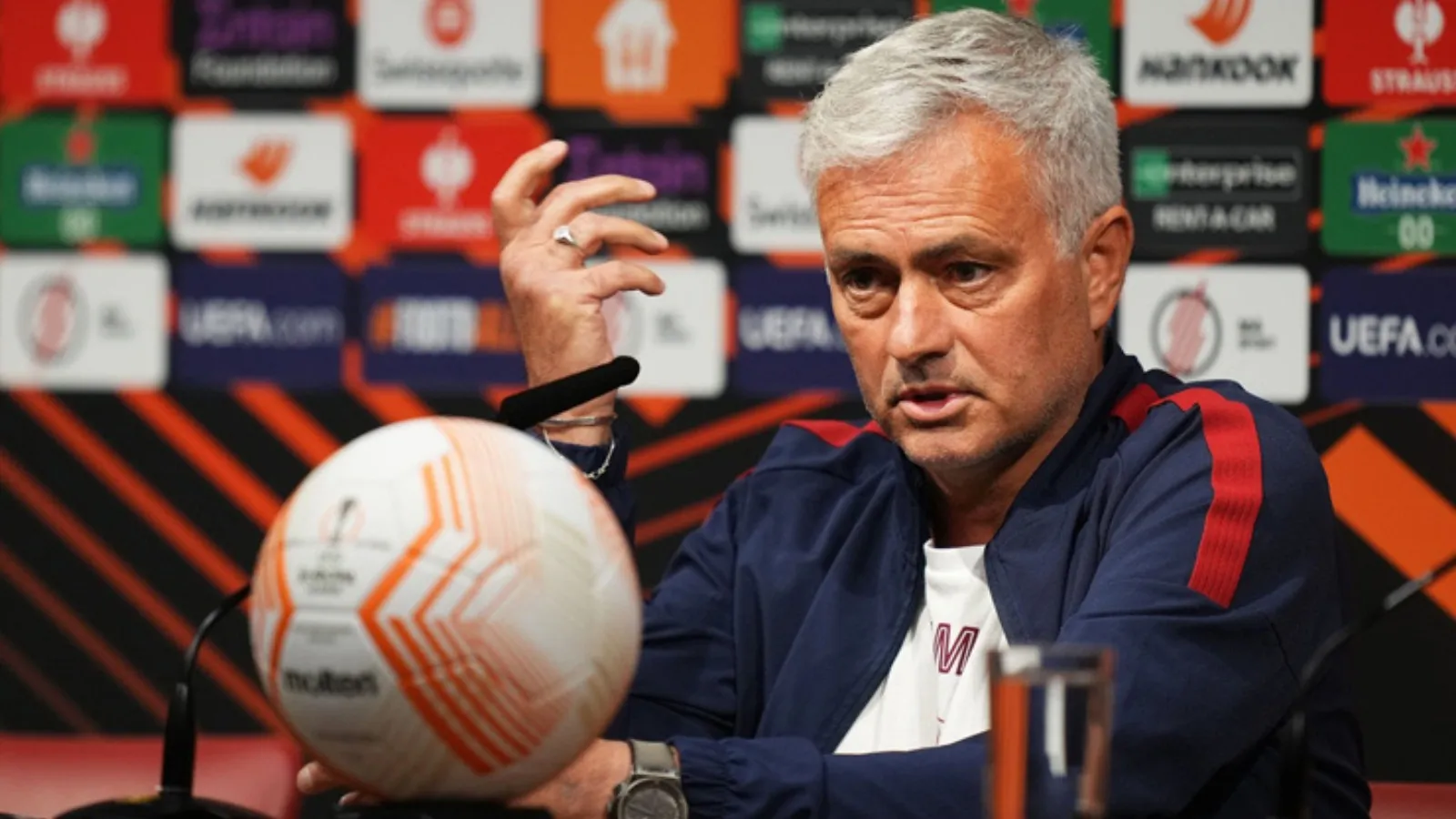 Jose Mourinho phát biểu động chạm đến quá khứ của Sevilla